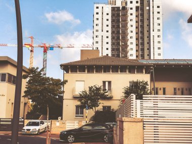 Rishon Le Zion, İsrail -28 Haziran 2018: Rishon Le Zion'un merkezinde ki ev ve arabalar, İsrail