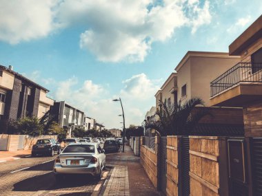 Rishon Le Zion, İsrail -28 Haziran 2018: Rishon Le Zion, İsrail'de güneşli bir günde yolda arabalar