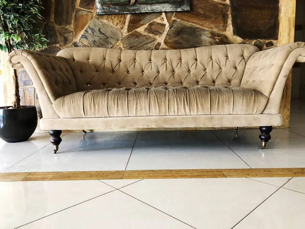 Canapé au milieu d'un élégant salon intérieur. Design moderne — Photo