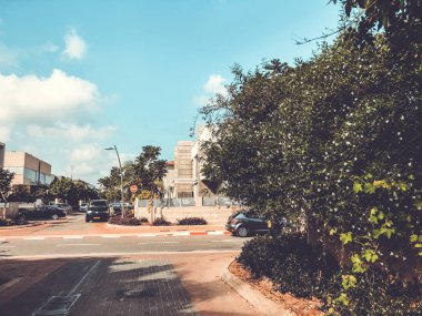 Rishon Le Zion, İsrail -28 Haziran 2018: Rishon Le Zion'un merkezinde ki ev ve arabalar, İsrail