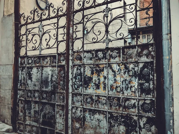 Avlunun girişi. Demir-dövme gates dekor ve süsleme şehir sokaklarında. Eski Tbilisi mimarisi — Stok fotoğraf
