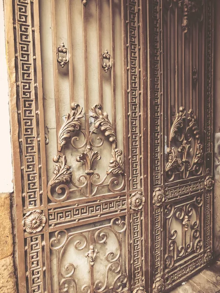 Entrada al patio interior. Puertas de hierro forjado decoración y adorno en las calles de la ciudad. Arquitectura antigua de Tiflis — Foto de Stock