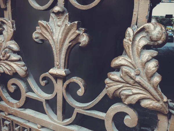 Adorno, detalle de una puerta de hierro. Puertas de hierro forjado decoración y adorno en las calles de la ciudad. Arquitectura antigua de Tiflis — Foto de Stock