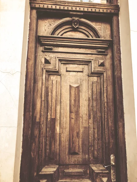 Porta de madeira de um edifício na rua com um ornamento decorativo de madeira. Arquitetura antiga de Tbilisi — Fotografia de Stock