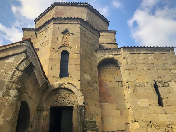 MTSKHETA, GEORGIA - Nisan 09, 2018: Mtskheta Gürcistan yakınlarındaki altıncı yüzyıl Gürcü Ortodoks Jvari manastırına yakından bakın. UNESCO Dünya Mirası