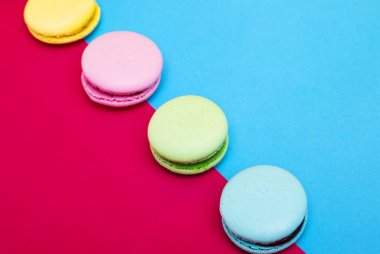Kırmızı - mavi arka plan üzerinde macarons ürün yelpazesine 
