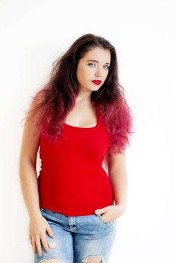 Güzel bir kadın beyaz arka planda stüdyoyu kapatır.