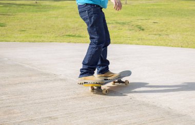Genç kaykaycı bacaklar skatepark, kaykay sürme.