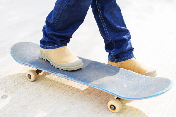 Giovani gambe skateboarder equitazione skateboard a skatepark . — Foto Stock