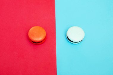 Kırmızı - mavi arka plan üzerinde macarons ürün yelpazesine 