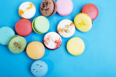 Tasty farklı macarons mavi arka plan üzerinde renkli