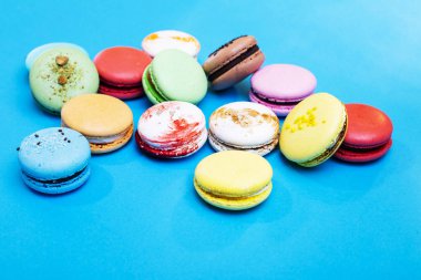 Tasty farklı macarons mavi arka plan üzerinde renkli