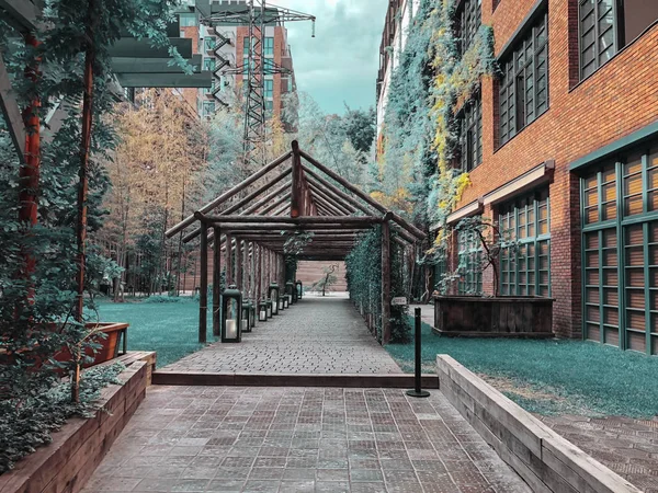 Eco-estilo no centro de Tbilisi. Pátio moderno em Stamba hotel com belas vistas, beco com uma estrutura de madeira . — Fotografia de Stock