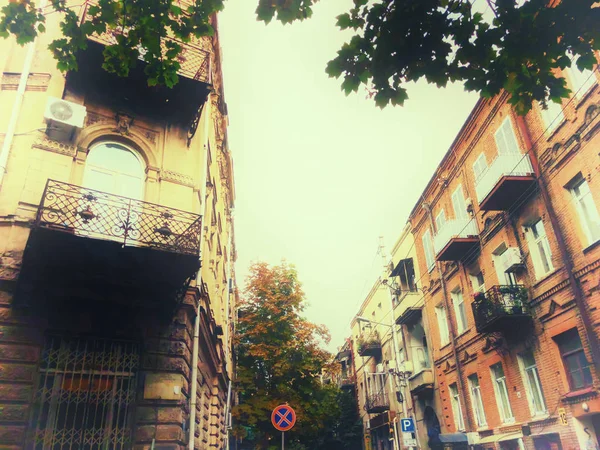 ТБИЛИСИ, Грузия - 09 сентября 2018 года: Красивые старые дома и узкая улица старого города Тбилиси, Грузия — стоковое фото