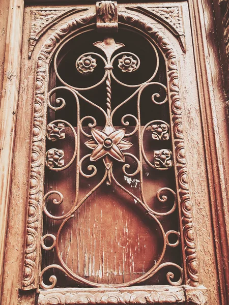 Detalj av trä dörr i en byggnad på gatan med en järn dekorativ prydnad. Gamla Tbilisi arkitektur — Stockfoto