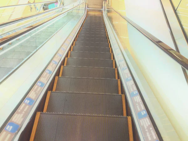 Interior moderno, escalera mecánica en el centro comercial en Tiflis, Georgia —  Fotos de Stock