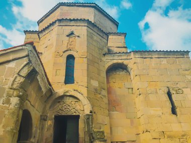MTSKHETA, GEORGIA - Nisan 09, 2018: Mtskheta Gürcistan yakınlarındaki altıncı yüzyıl Gürcü Ortodoks Jvari manastırına yakından bakın. UNESCO Dünya Mirası