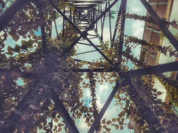 아름 다운 전망 가진 현대 안뜰에서 에코 스타일. 잎이 금속 구조 — 스톡 사진