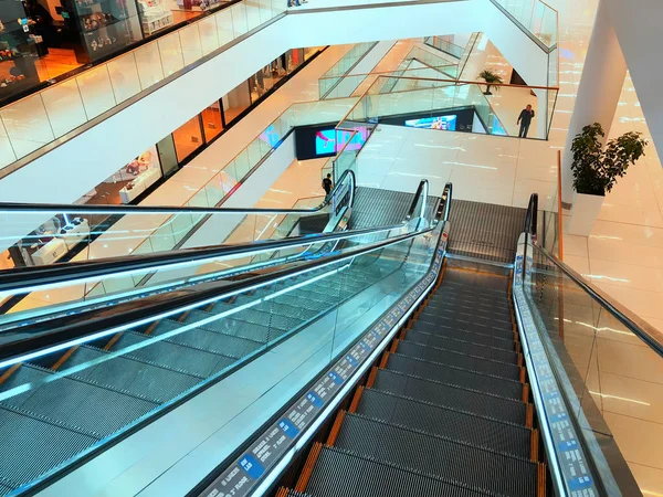 TBILISI, GEORGIA - 11 de octubre de 2018: Interior moderno, escalera mecánica en el centro comercial "Galleria" en Tiflis, Georgia — Foto de Stock