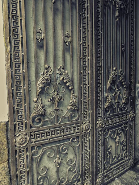 Entrance to the courtyard. Iron-forged gates decor and ornament in the city streets. Old Tbilisi architecture — Stock Photo, Image