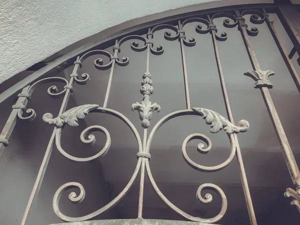 Adorno, detalle de una puerta de hierro.Decoración y adorno de puertas forjadas con hierro en las calles de la ciudad. Arquitectura antigua de Tiflis — Foto de Stock