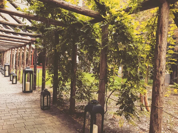 Eco-estilo en el moderno patio con hermosas vistas, callejón con una estructura de madera — Foto de Stock