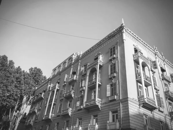 Fachada de un edificio con columnas contra el cielo. Imagen de abajo hacia arriba — Foto de Stock