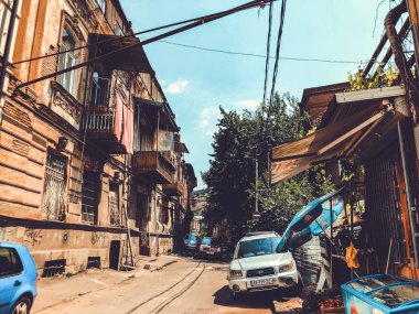 TBILISI, GEORGIA - 10 Temmuz 2018: Gürcistan 'ın eski Tiflis kentinin evleri ve dar sokakları
