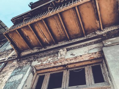Yaz günlerinde eski Tiflis mimarisi, penceresi ve dış dekoru.