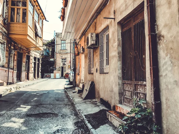 TBILISI, GEORGIA - 10 Temmuz 2018: Gürcistan 'ın eski Tiflis kentinin evleri ve dar sokakları