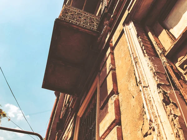 Vecchia architettura di Tbilisi, finestra e arredamento esterno in giorno d'estate. — Foto Stock