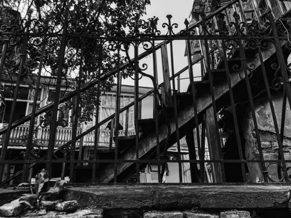 第比利斯的旧建筑，院子，窗户，夏天的旧铁梯 — 图库照片