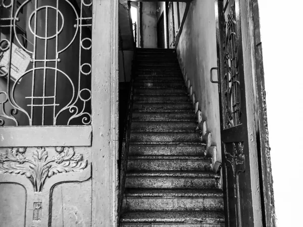 Old Tbilisi architecture, doors, the entrance and exterior decor in summer day. — Stock Photo, Image