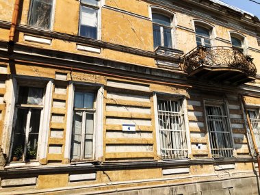 Eski Tiflis mimarisi, pencereler ve yaz aylarında dış dekor.