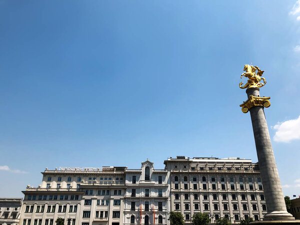 ТБИЛИСИ, Грузия - 10 июля 2018 года: Вид на площадь Свободы и памятник Свободы в Тбилиси, Гургия
.
