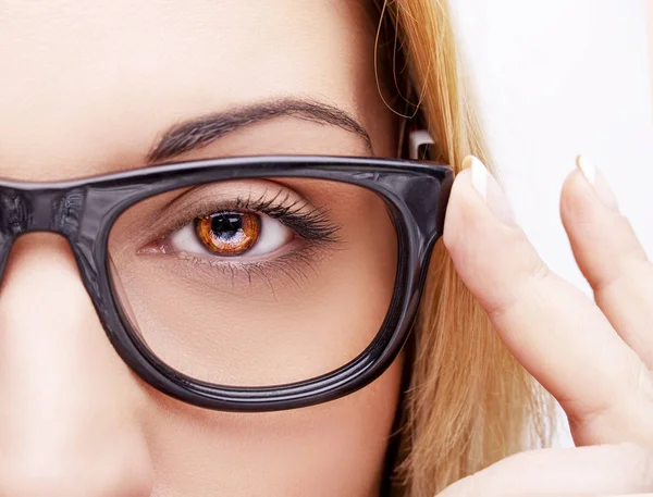 Beautiful young woman wearing glasses. Close-up shot. — Stock Photo, Image