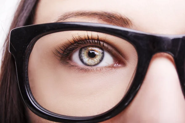 Bild einer schönen jungen Frau mit Brille — Stockfoto