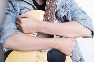 Stüdyoda gitar ile bir gencin portresi