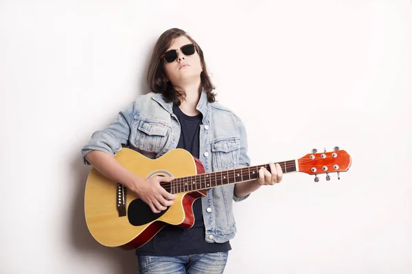 Портрет подростка с гитарой в студии . — стоковое фото