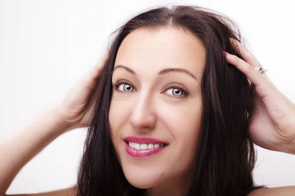 Um retrato de belo rosto com belos olhos - isolado em branco. — Fotografia de Stock