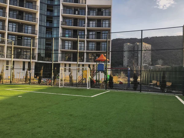 Футбольні ворота до спортивного майданчика на міському подвір'ї на тлі нової житлової будівлі — стокове фото