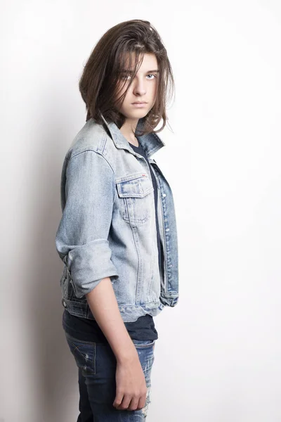 Porträtt av en tonåring med jeansjacka i Studio. — Stockfoto