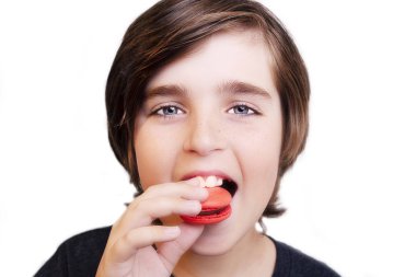 Yakışıklı çocuk beyaz arka plan üzerinde makarna yeme.