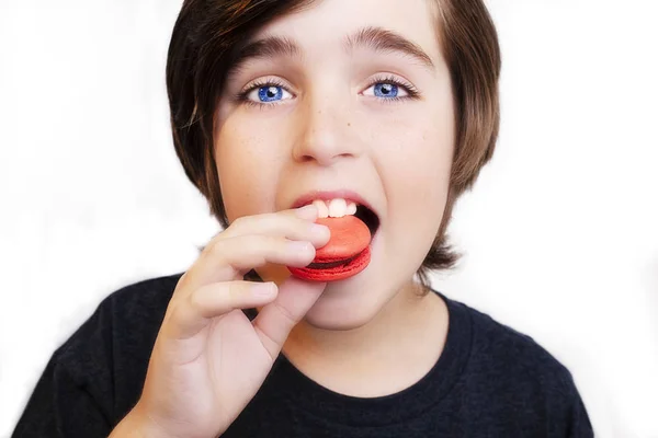 Schöner Junge isst Makkaroni auf weißem Hintergrund. — Stockfoto