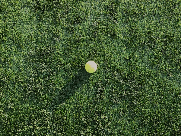 Spor sahasında tenis topu. Yapay çim spor zemin — Stok fotoğraf
