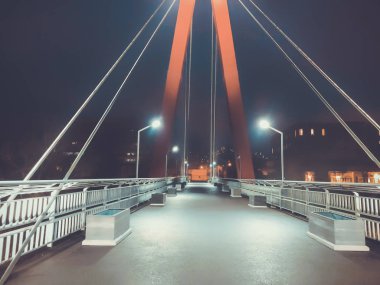 Kaldırım alanı büyük çelik kablolar ile bir kablo kaldı köprü geçiyor, parlak ışıklar gece de closeup