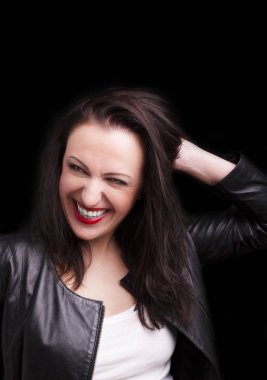 Siyah bir arka plan üzerinde rock tarzı güzel karanlık kız.