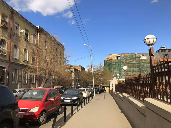 TBILISI, GEORGIA - 03 de marzo de 2019: Arquitectura Tbilisi antigua, calles del casco antiguo en el día de primavera —  Fotos de Stock