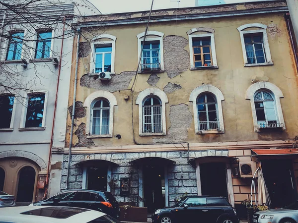 ТБИЛИСИ, Грузия - 03 марта 2019 года: Старая архитектура Тбилиси, окна и внешний декор в весенний день — стоковое фото