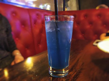 Alkol bar, bar tezgahında kokteyl bardağı. Barda kokteyl içmek, bardakta pipetli kokteyl. Taze içecek koktail